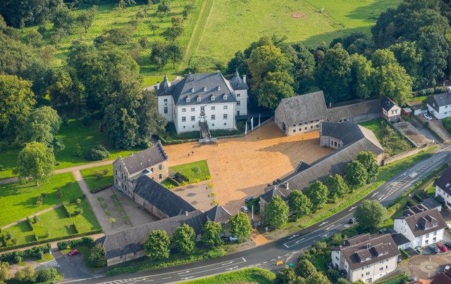 Haus Opherdicke ist ein Wasserschloss und ehemaliges Rittergut im Holzwickeder Ortsteil Opherdicke,Sammlung Frank Brabant, Ausstellungsort, Veranstaltungsort , Holzwickede, Ruhrgebiet, Nordrhein-Westfalen, Deutschland