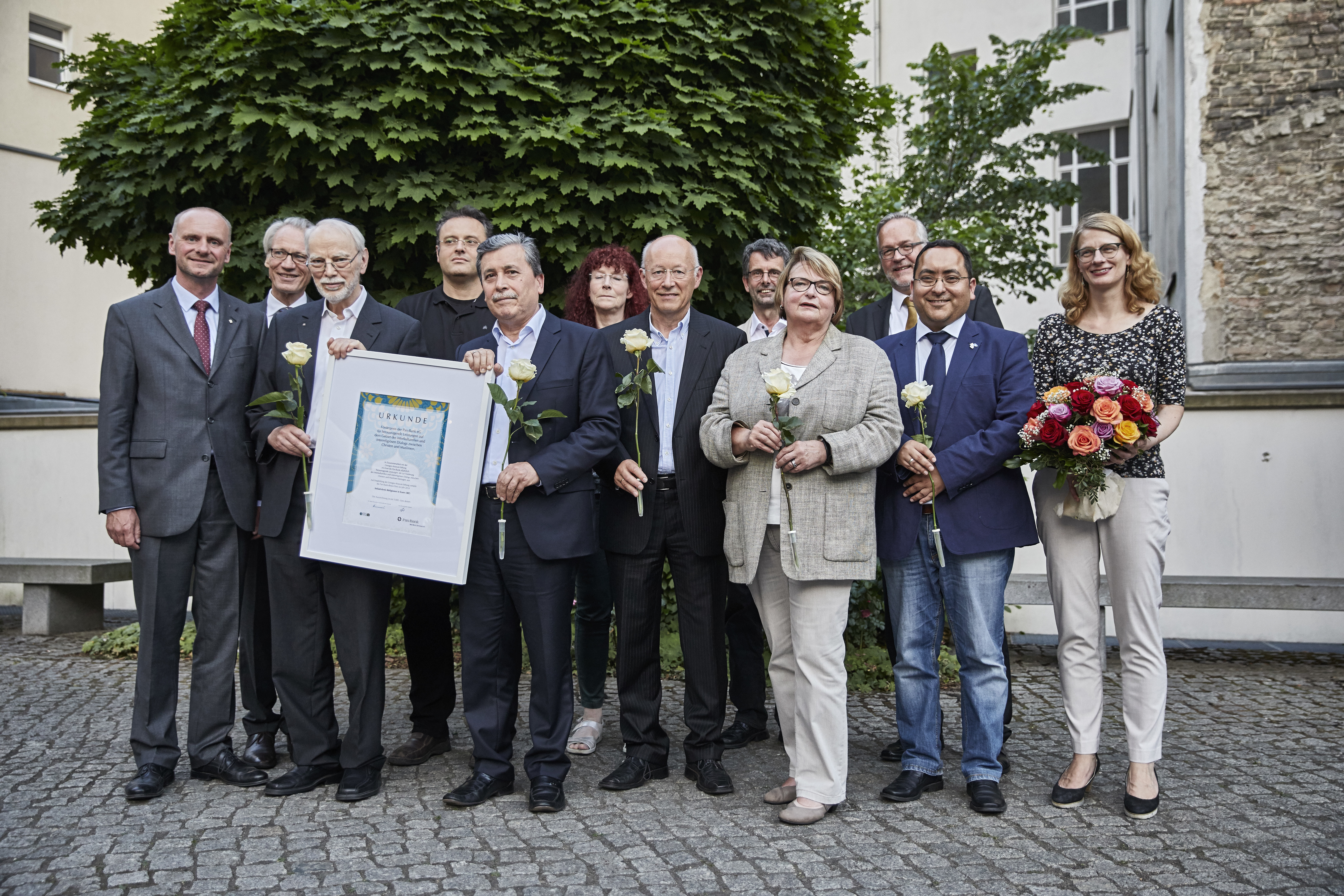 Vertreter des Initiativkreises Religionen in Essen sowie des Kommunalen Integrationszentrums nehmen in Berlin den Pax-Preis entgegen. Foto: Pax Bank