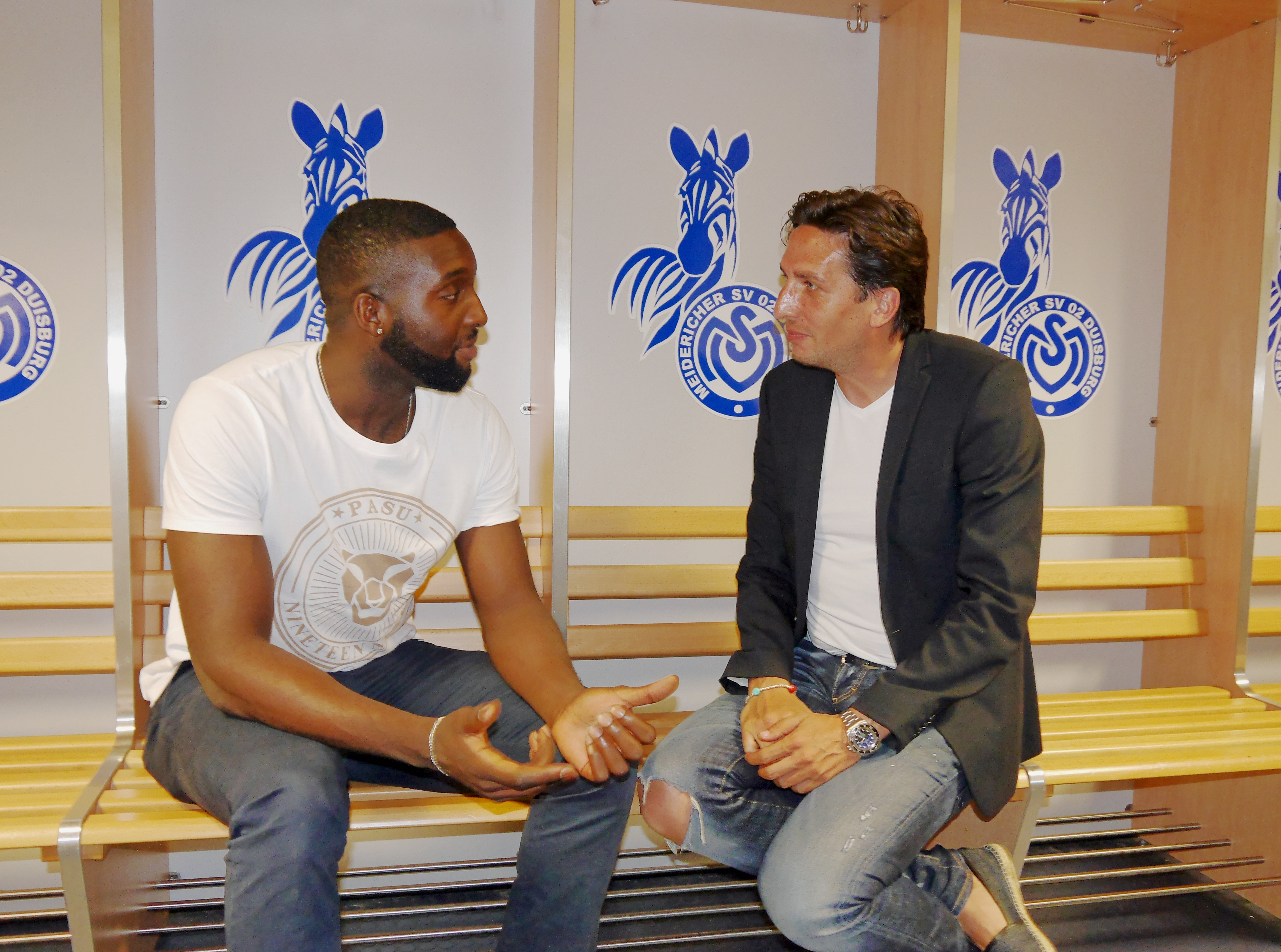 MSV-Sportdirektor Ivo Grlic mit seinem letzten Neuzugang Richard Sukuta-Pasu. Der Stürmer soll in Zukunft auf Torejagd für die Zebras gehen.