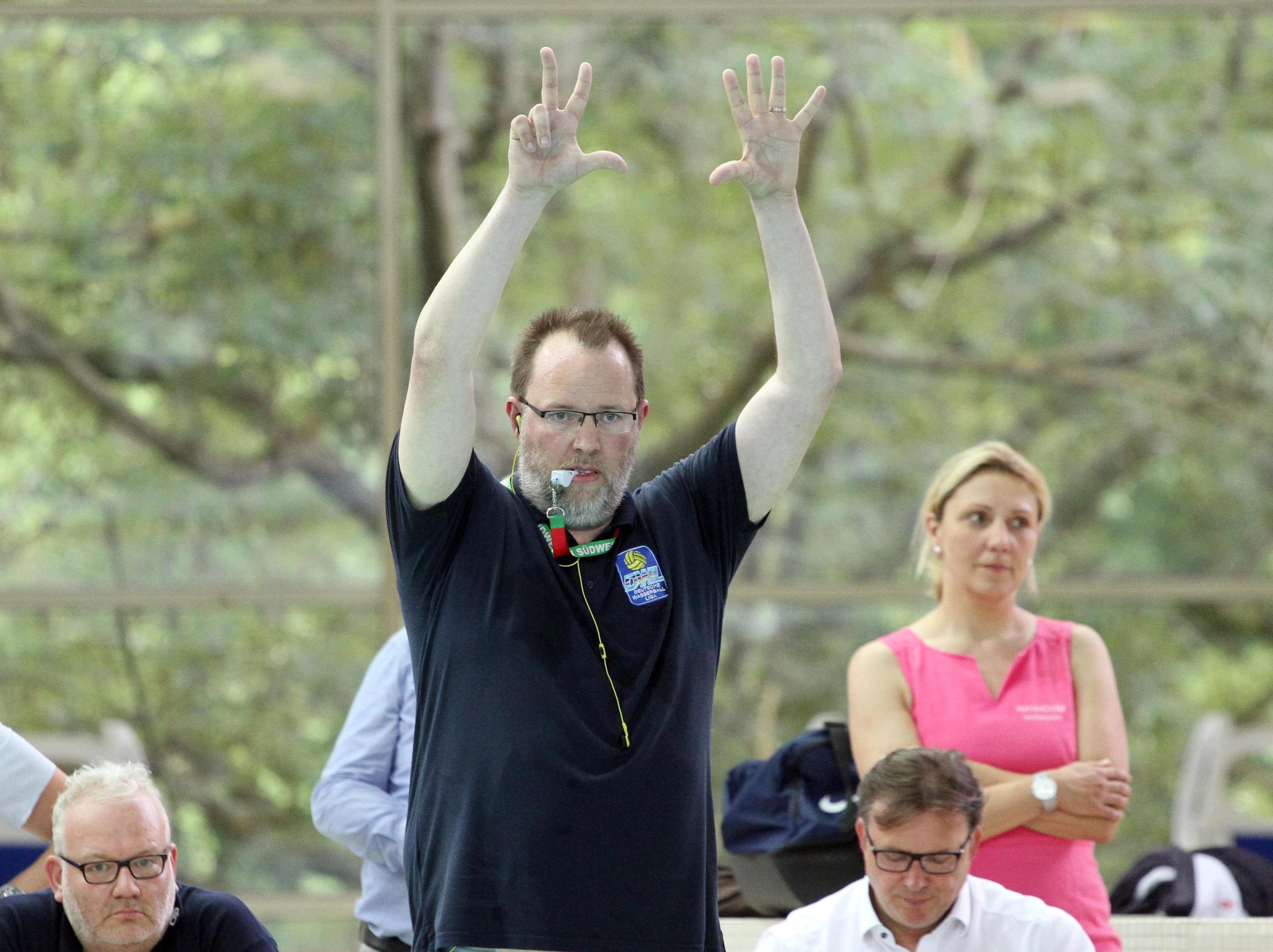 Michael Schmälzger beim Finalspiel in Hannover: Auf höchsten Niveau der Sportart Wasserball muss man als Schiedsrichter nicht nur die Regeln perfekt beherrschen, auch die Körpersprache ist in der Kommunikation mit Spielern und Trainern enorm wichtig.