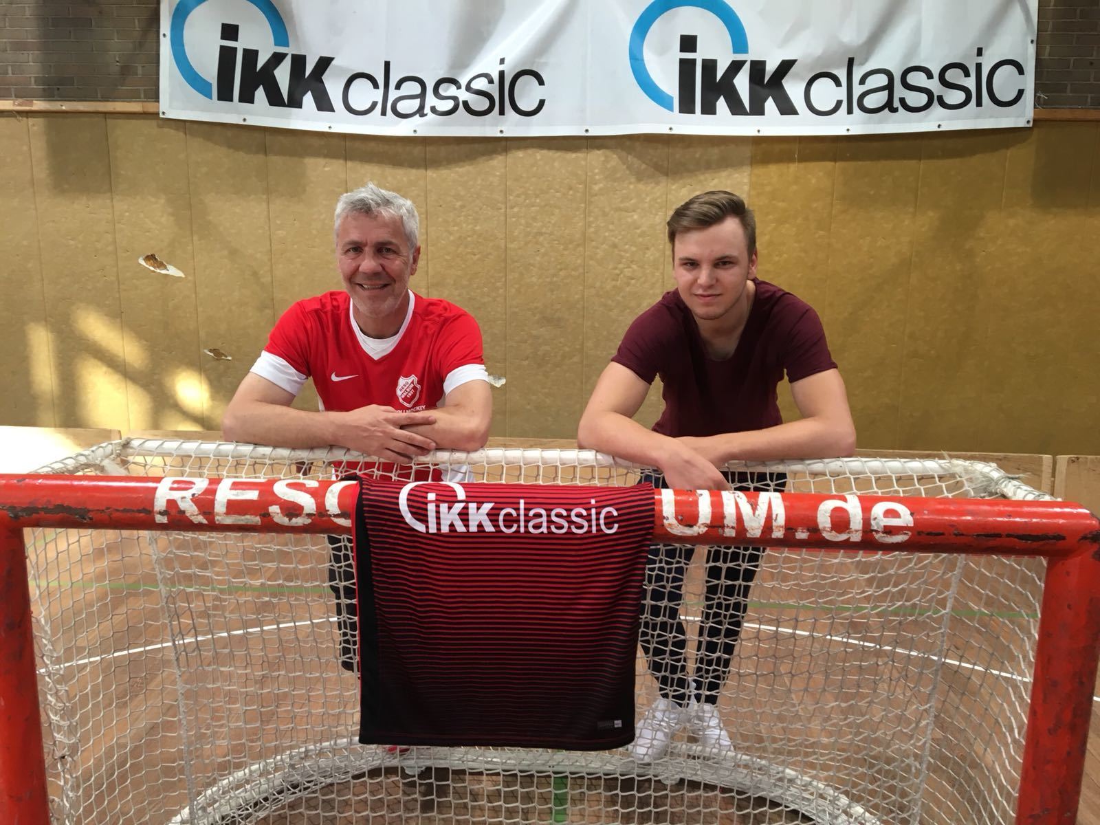 Sportlicher Leiter Günther Szalek präsentiert den nächsten Rückkehrer zur RESG Walsum. Leon Brandt kommt aus Düsseldorf zurück nach Walsum.