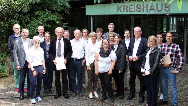 Regierungspräsidentin Dorothee Feller (10. v. l.) überreichte Förderbescheide in Recklinghausen © Bezirksregierung Münster
