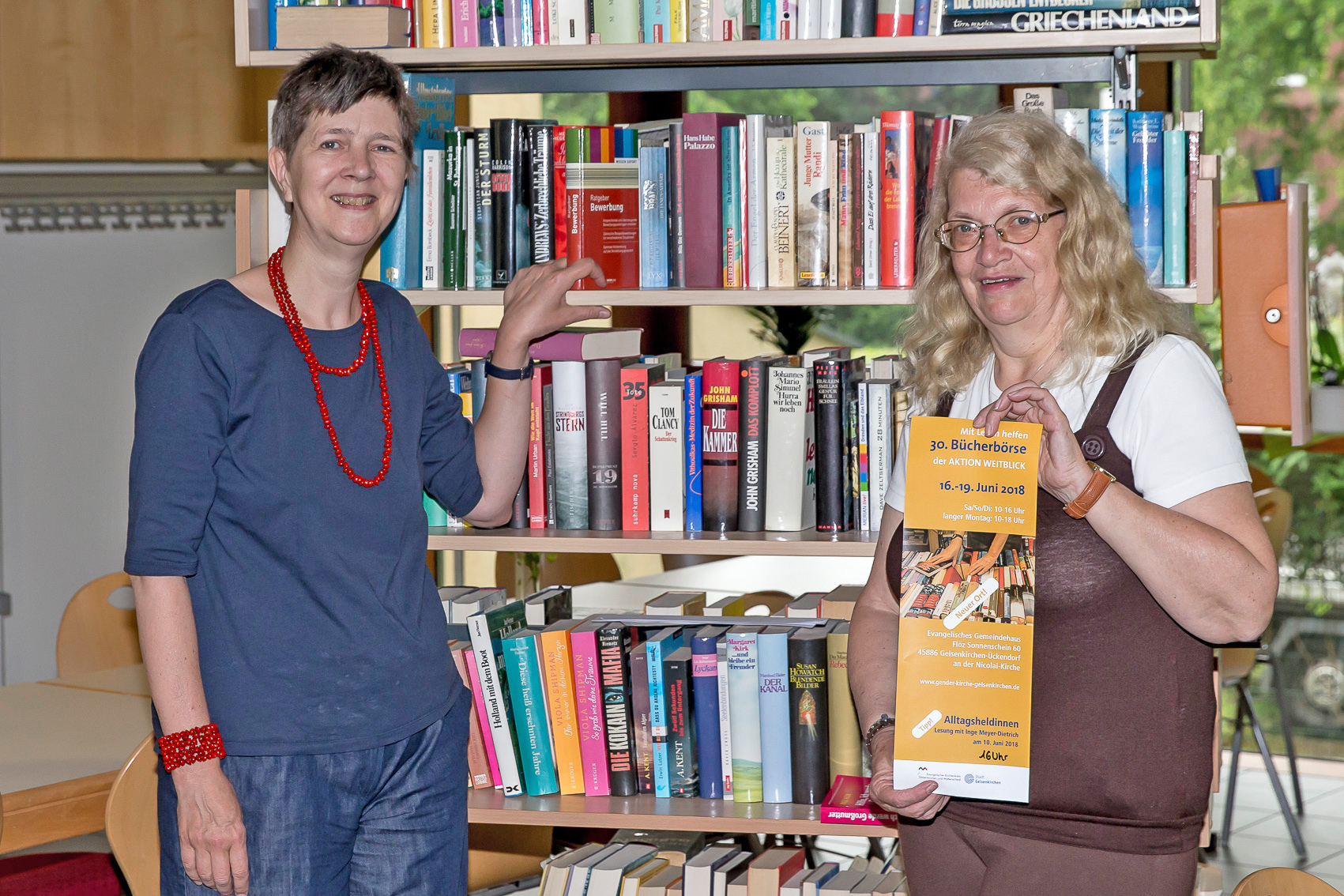 Die Menge der vor jeder Bücherbörse gespendeten Bücher und ebenso die Zahl der interessierten Bücherkäufer sind für Antje Röckemann auch ein gutes Zeichen für die Stadt Gelsenkirchen. Denn allen Vorurteilen und Rankings zum trotz, wird hier viel gelesen. Umso mehr freuen sich Pfarrerin Antje Röckemann (links) und die von Anfang an engagierte Anke Jedamzik auf viele Spender und Besucher bei der Benefizlesung wie auch der Bücherbörse. Foto: Gerd Kaemper