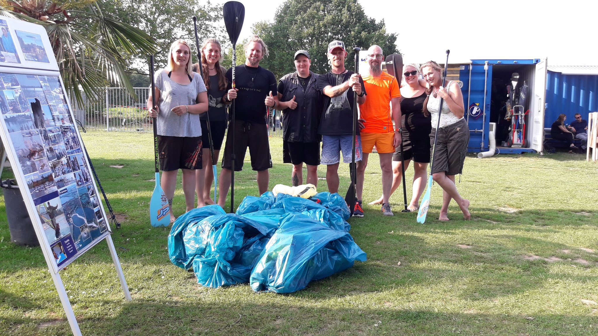 Paddler sammeln Müll mit dem "standupPaddelBoard" die Xantener