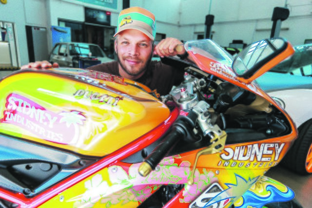 TV-Star Sidney Hoffmann macht Autos und Motorräder zu Unikaten. Freitag gibt er Autogramme.