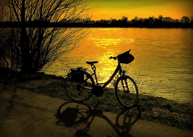 Ausklang einer wundervollen Radtour ... (Sonnenuntergangsstimmung im Rhein)