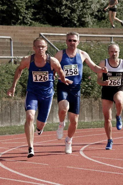 Stabübergabe während der 4x100 Meter Staffel.