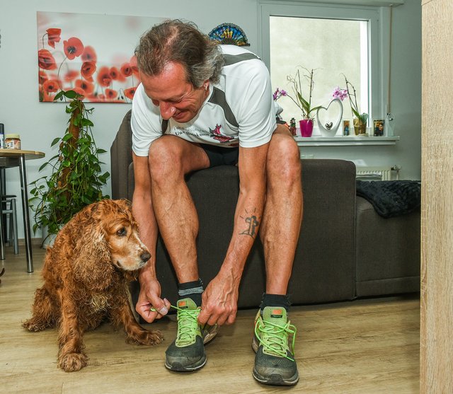 Nach dem plötzlichen Tod seiner Ehefrau hatte Günter Kumherr zunächst wenig Lust aufs Laufen. Doch inzwischen schnürt der Borbecker wieder regelmäßig die Laufschuhe. Cockerspaniel Neron wartet geduldig auf Herrchens Rückkehr.