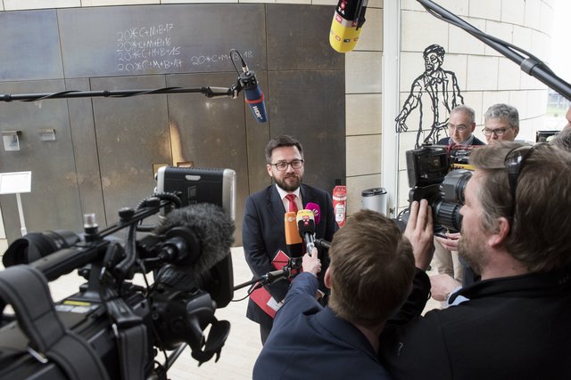 Nach seiner Wahl zum Fraktionsvorsitzenden steht er wieder regelmäßig vor den Mikrophonen und Kameras. Das Gefühl kennt Kutschaty aus seiner Zeit als Justizminister.