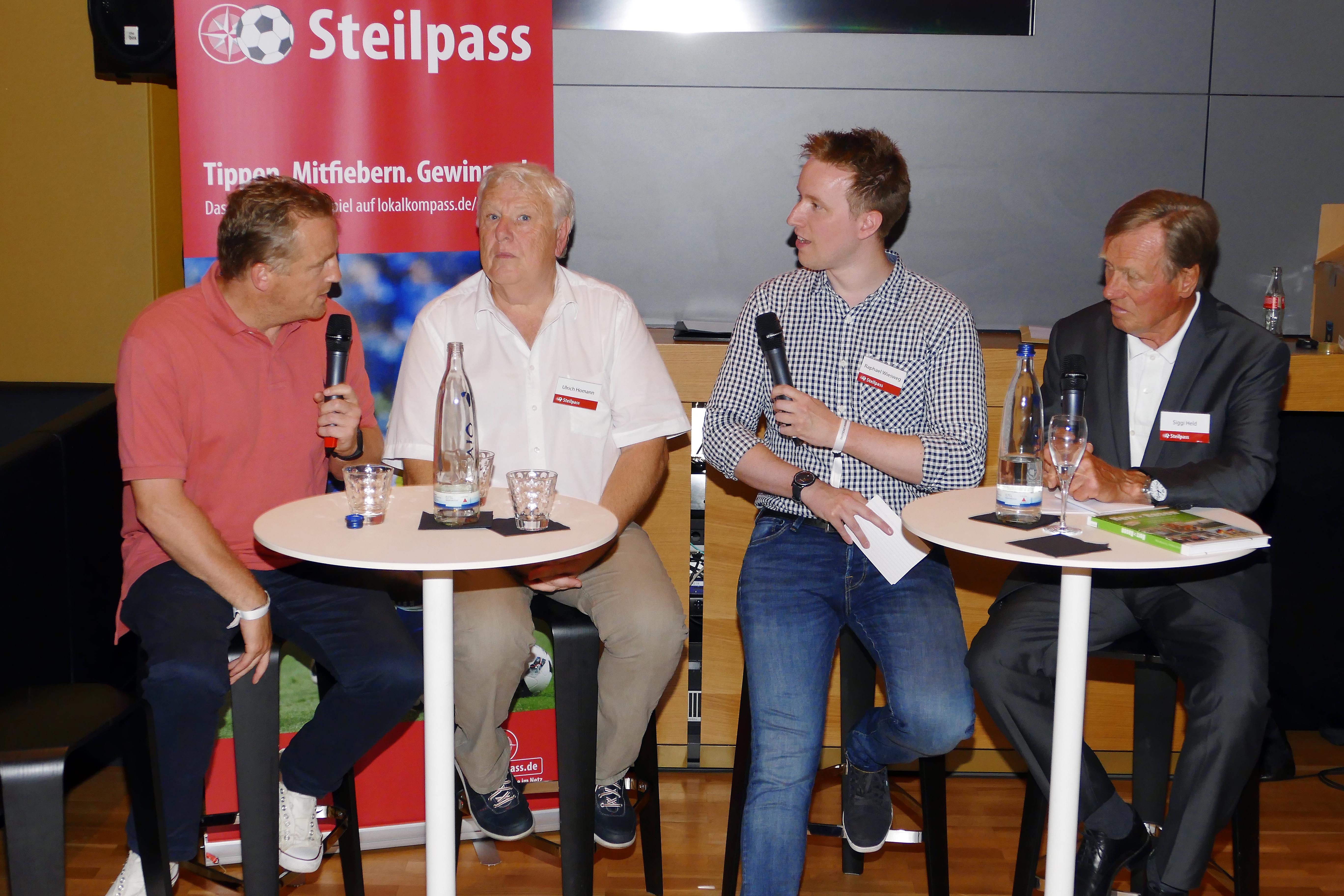 Zum Steilpass-Finale 2018 waren unter anderem auch Mike Büskens (l.), Ulrich Homann (2.v.l.) sowie Siggi Held (r.) gekommen, die in einer Talkrunde mit Moderator Raphael Wiesweg sprachen.