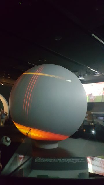 Ball im lodernden Licht