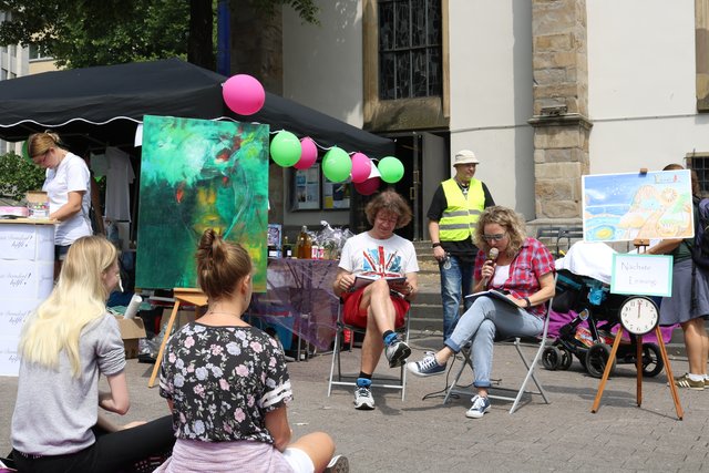 Mit Kunst und Geschichten wird die Aufmerksamkeit der Essener Passanten geweckt. Foto: Wieczorek