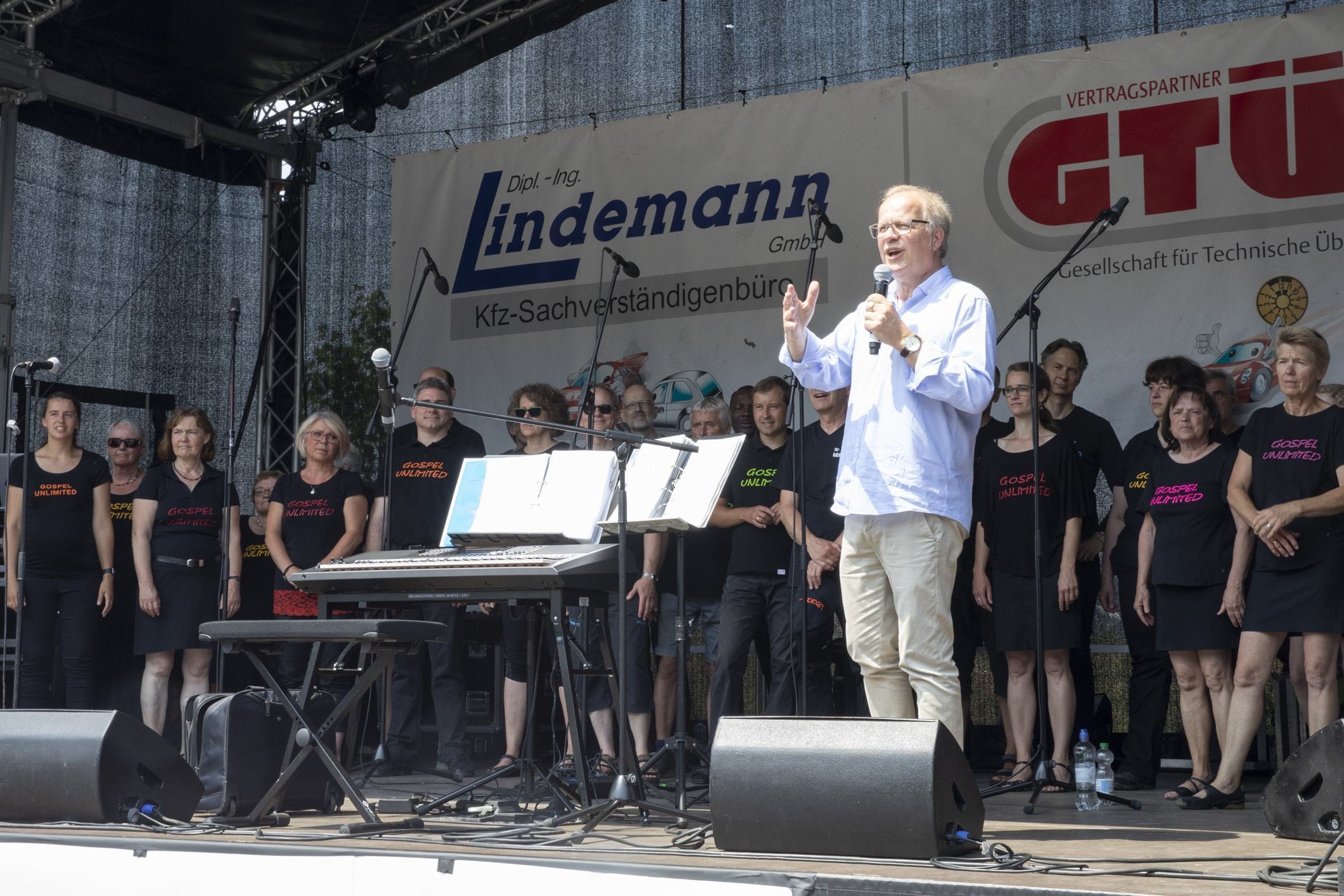 Bürgermeister Dirk Glaser eröffnete die Autoparty an seinem 60. Geburtstag. Dafür gab es ein Ständchen vom Gospel-Chor. alle Fotos: Strzysz