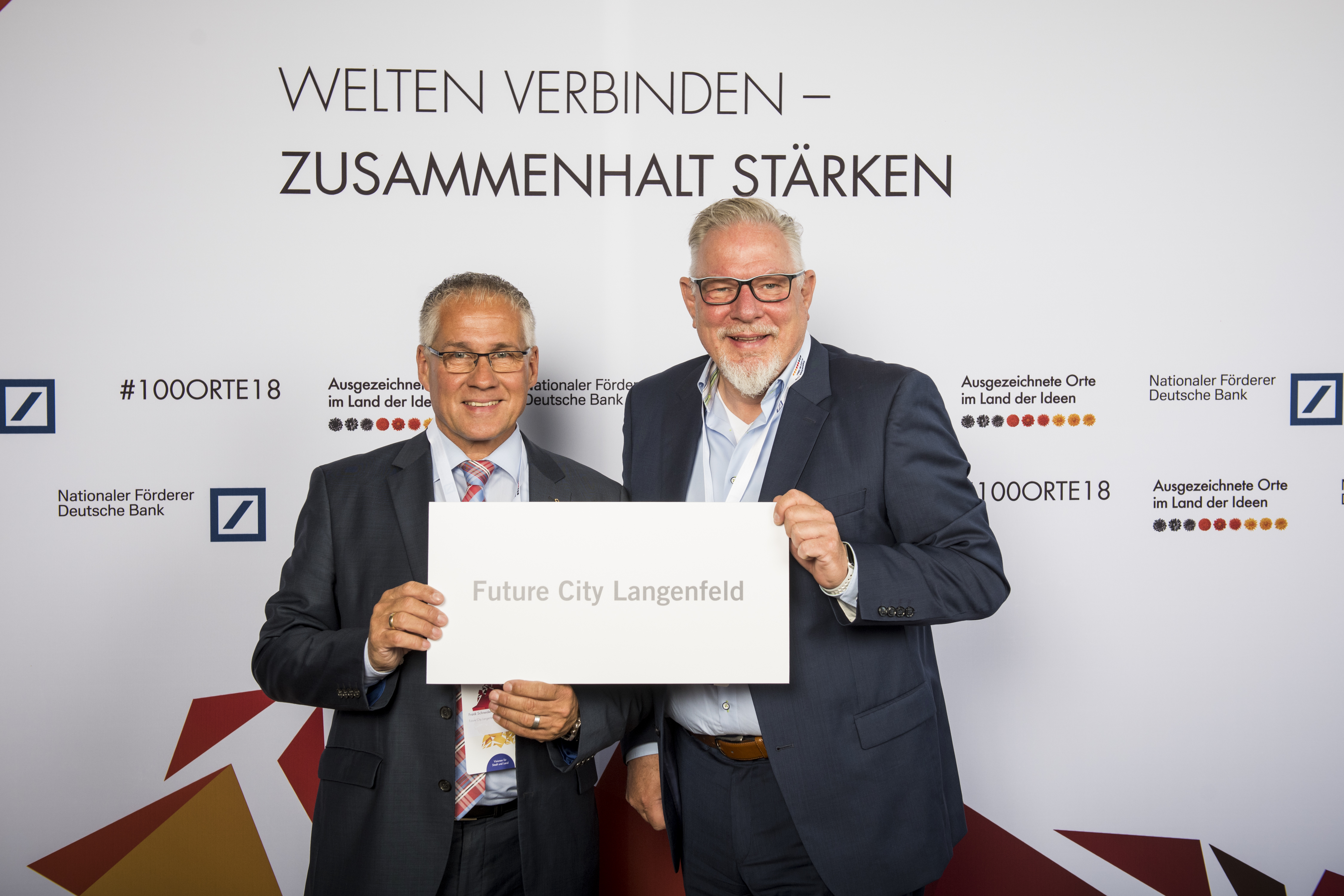 Bürgermeister Frank Schneider und Mitinitiator der Initiative „Future City Langenfeld“ Frank Rehme kamen gemeinsam zu der Preisverleihung nach Berlin. Foto: Privat