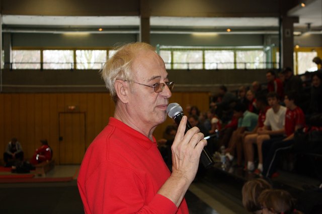 Für außergewöhnliche Verdienste wurde der langjährige sportliche Leiter der Leichtathleten, Hans-Ulrich Jacob, mit der goldenen TV Unna-Ehrennadel ausgezeichnet.