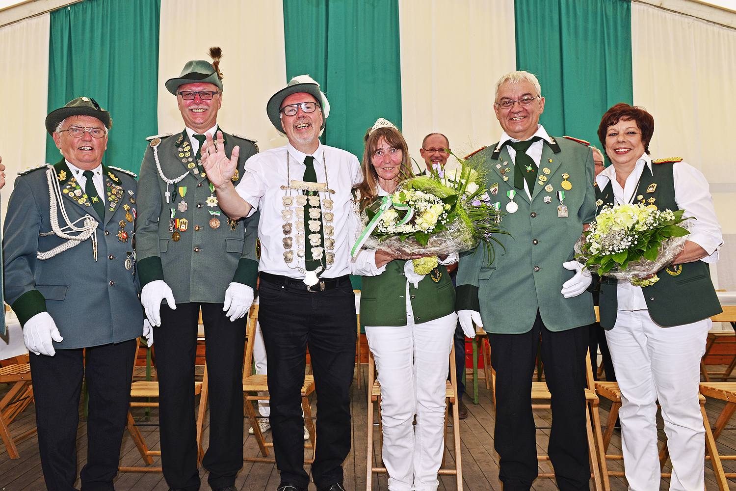 Bildmitte: Ein strahlendes Königspaar nach der Inthronisierung, die von Bürgermeister Ulrich Roland vorgenommen wurde: Reinhard I. (Walter) und Ursula I. (Ehefrau). Re. im Bild: Die bisherigen Regenten Peter I. Pluta und Regina I. können auf eine erfolgreiche Regentschaft der vergangenen 4 Jahre beim BSV Wilhelm Tell mit Stolz zurück blicken. Foto: Kariger
