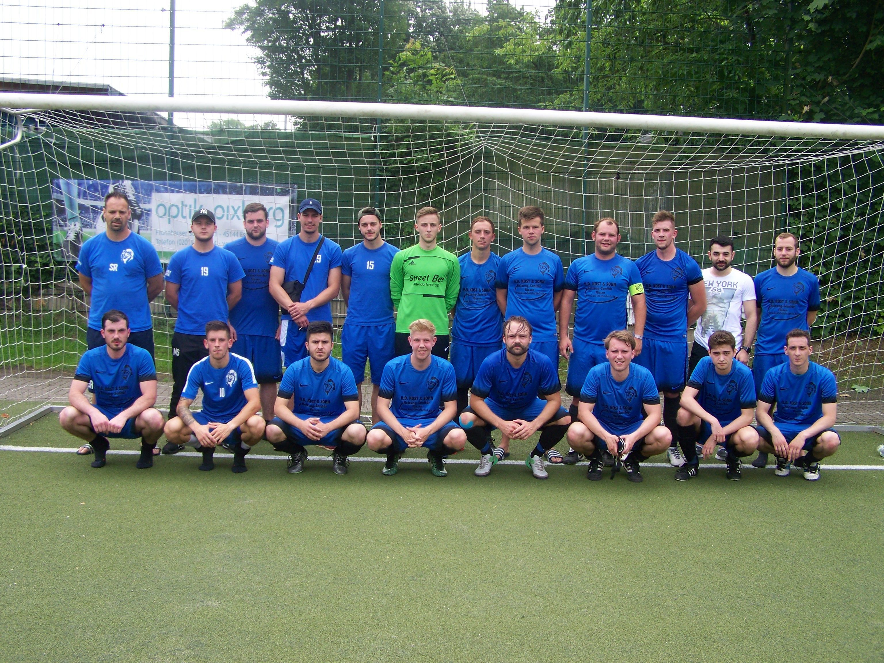 VfB Frohnhausen, 2. Mannschaft, hinten v.l.: Trainer Sascha Reddig, Dennis Erdmann, Sascha Tenbrink, Fabio Stolle, Marc Münster, Jan Wirth, David Laskowski, Benjamin Hardt, Dennis Malinowski, Nico Staniek, Agit Kaidy, Sebastian Stock, davor v.l.: Ivan Basic, Samir Laskowski, Berkan Demiraslan, Lars Scherer, Jannik Kitzrow, Simon Mock, Bastian Rösler, Dirk Diehle (Photo Marx)