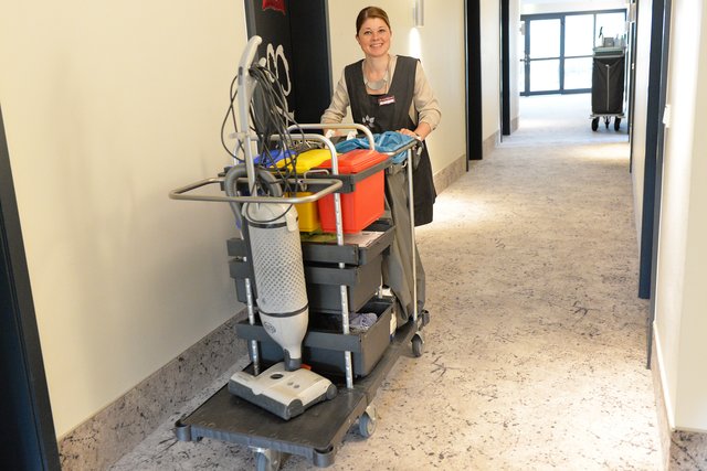 Stadtanzeiger-Redakteurin Maren Menke tauschte Block und Stift gegen Lappen und Wischmop. | Foto: Ulrich Bangert