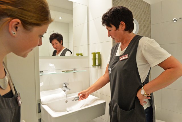 Manuela Andres (rechts) weiß, welche Stellen bei der Reinigung des Bades schnell mal vergessen werden können und kontrolliert daher jeden Tag die Arbeit "ihrer" Mädchen". | Foto: Ulrich Bangert