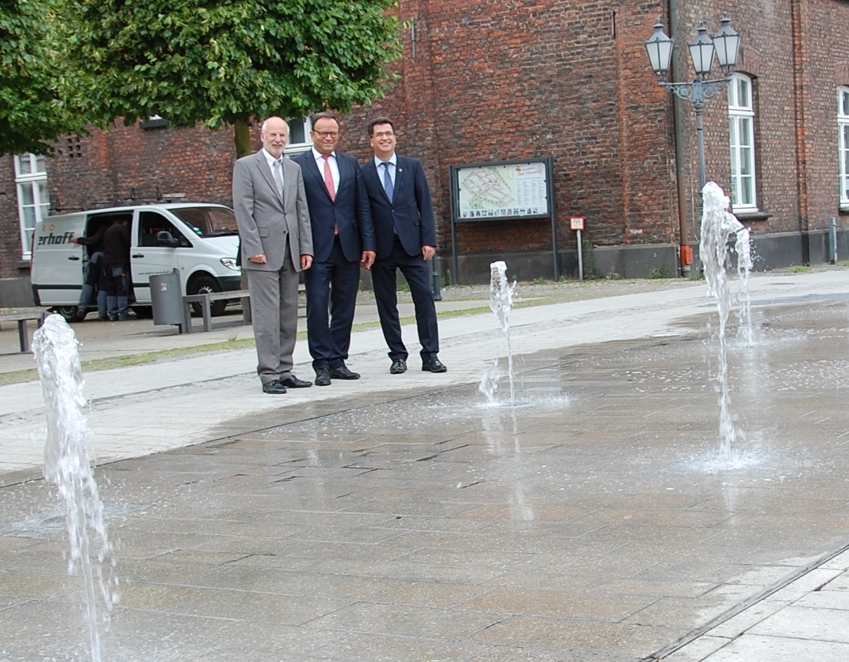 Baudezernent Dieter Paus, Sparkassendirektor Frank-Rainer Laake und Bürgermeister Frank Tatzel (v.l.).