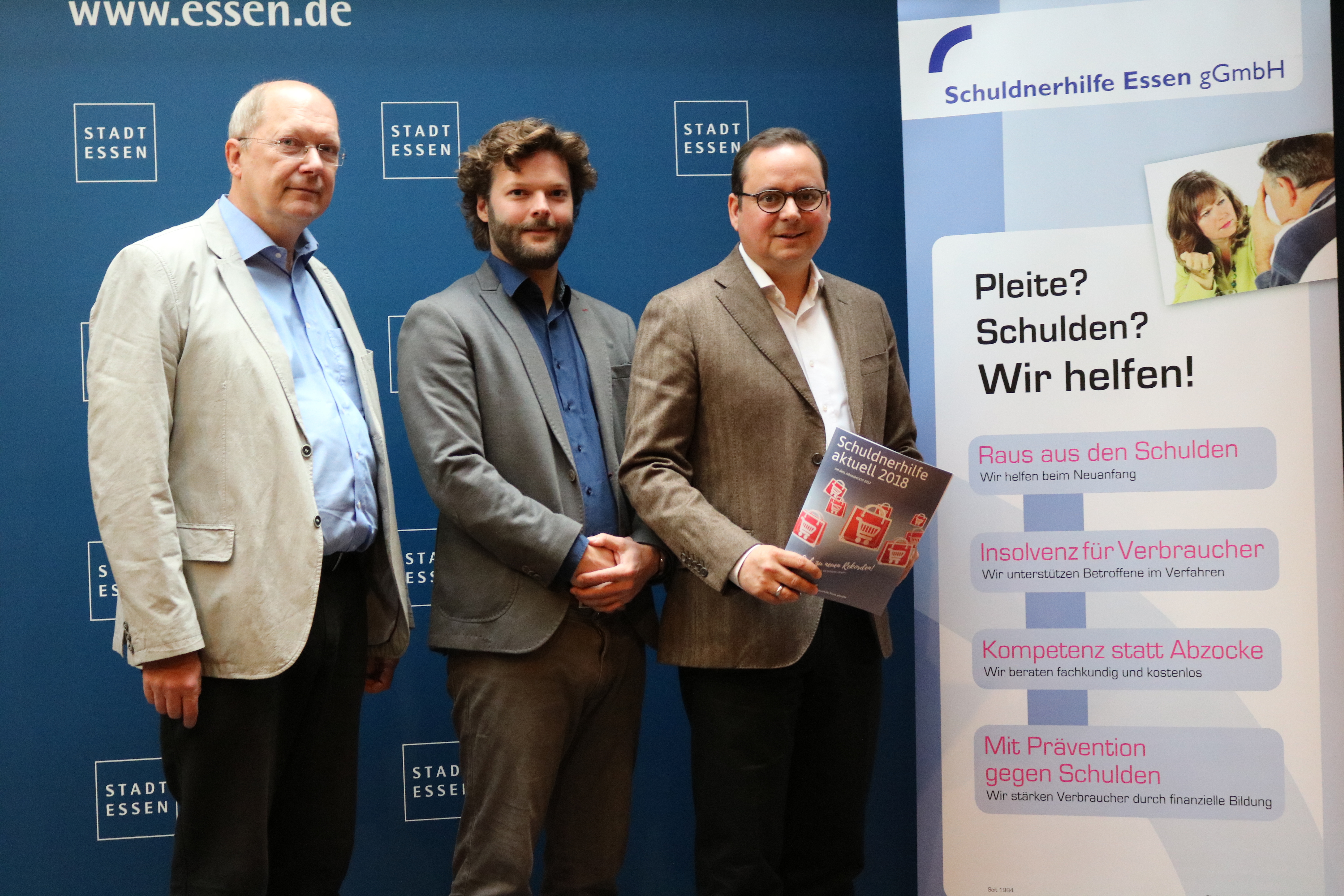 Bernhard Paul, Philipp Hennen und Oberbürgermeister Thomas Kufen (v.l.) stellen den Jahresbericht 2017 der Schuldnerhilfe vor. Foto: Nils Krüger