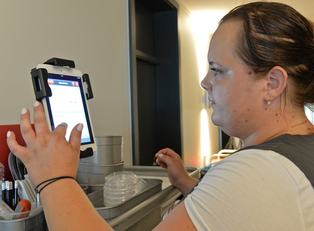 Wenn ein Hotelzimmer gereinigt ist, setzt Barbara am iPad den entsprechenden Haken. So wissen auch die Mitarbeiter an der Rezeption, dass ein neuer Gast bereits einchecken kann. | Foto: Ulrich Bangert