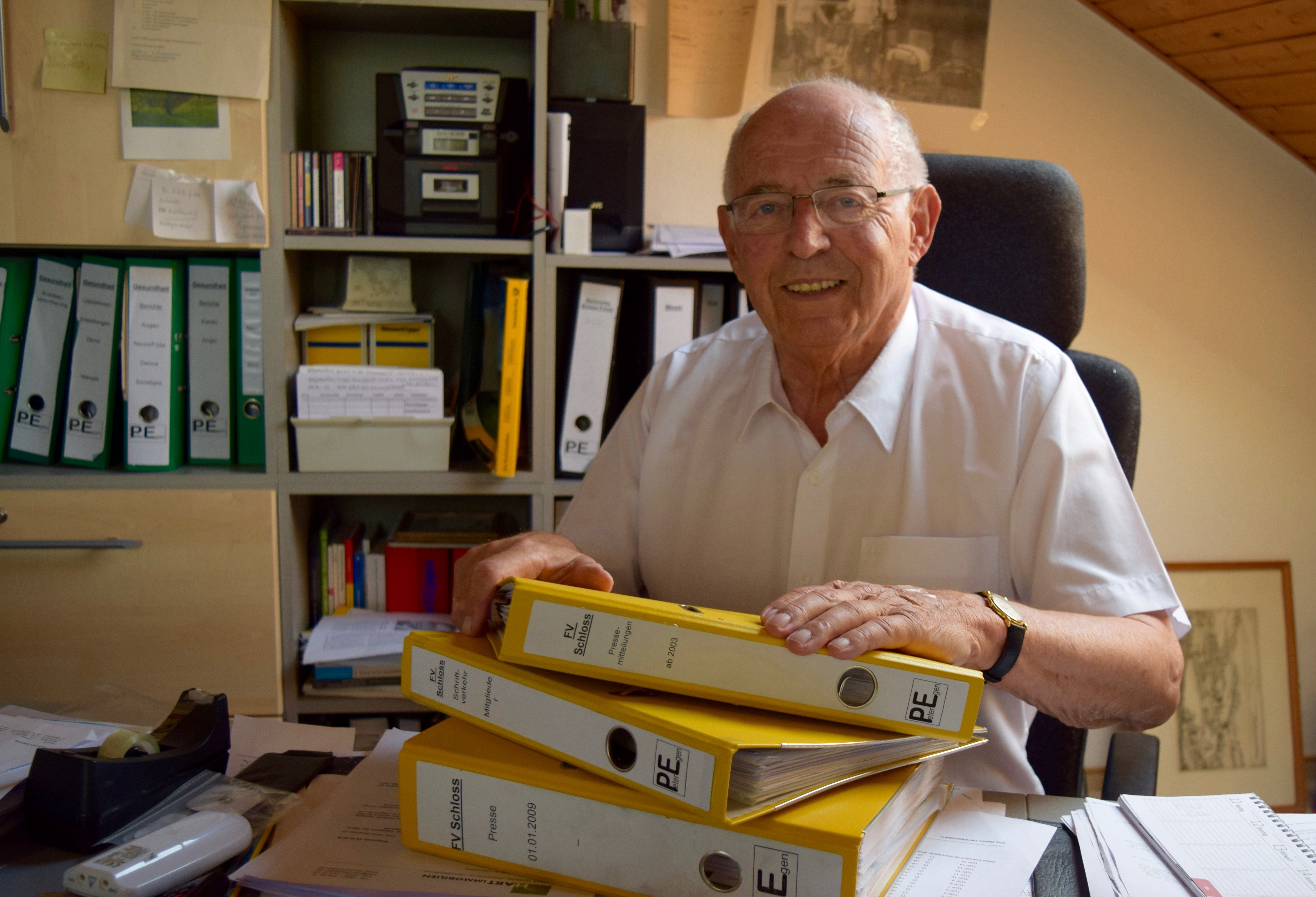Dr. Peter Egen sichtet die Aktenordner der vergangenen 15 Jahre: Die Amtsübergabe wird einige Zeit in Anspruch nehmen.