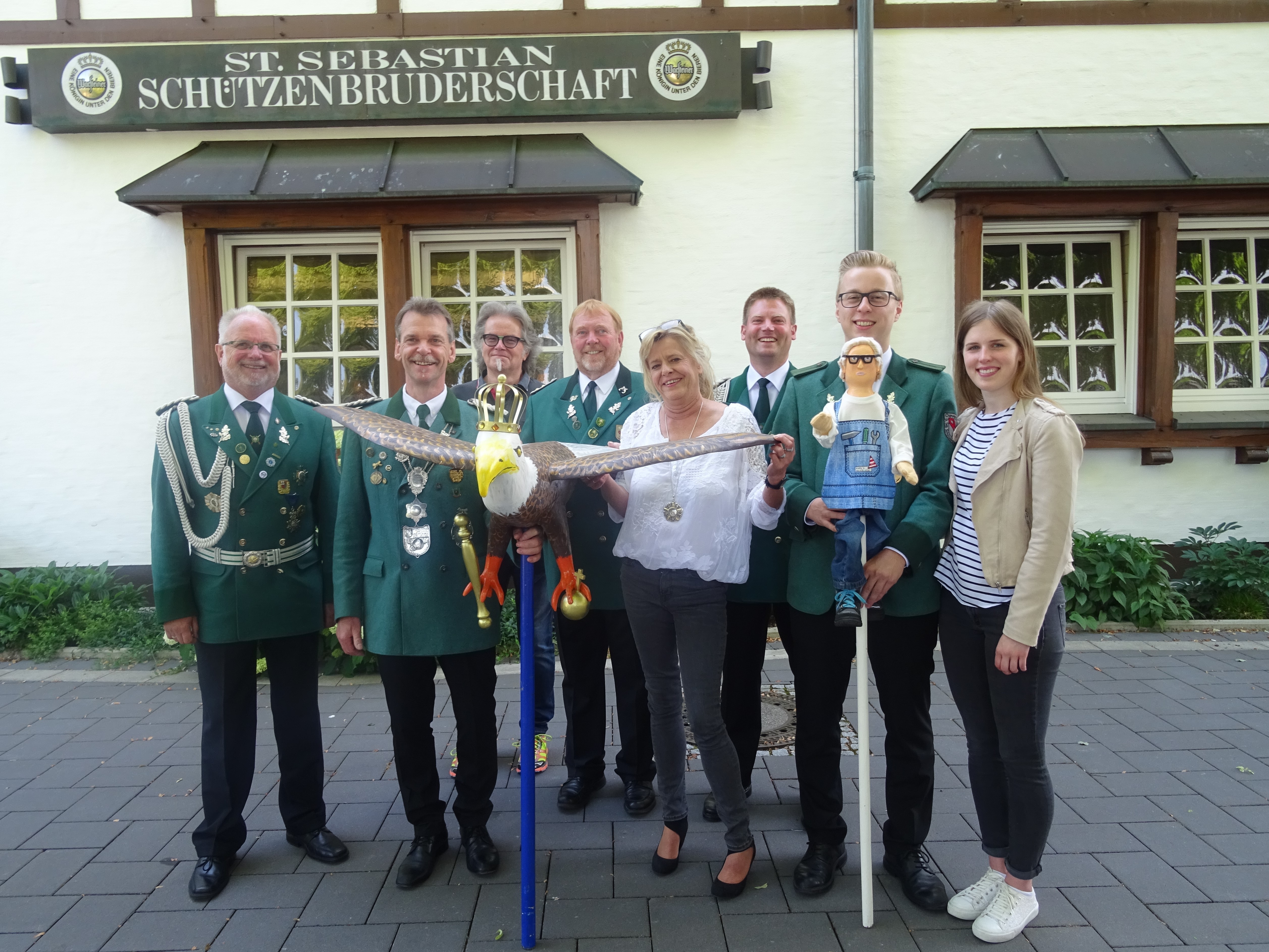 Schützenoberst Johannes Bette, Schützenkönig Michael Völlmecke, Vogelbauteam Martin Niggemann und Joachim Dolle, Schützenkönigin Monika Völlmecke, Schießmeister Timo Spiegel, und Geckpaar Steffen Röttger / Jacqueline Donejko