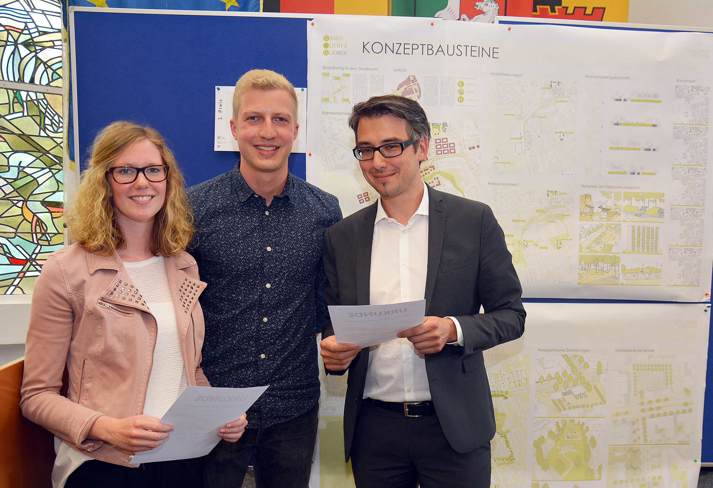 Mit einem 1. Preis würdigte die Wettbewerbs-Jury den Entwurf "Grünes Licht für Gladbeck - Eine Stadt in Bewegung". Die Ehrung der Sieger nahm Stadtbaurat Dr. Volker Kreuzer (rechts) vor.