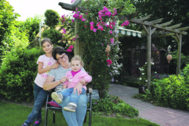 Gerd Baumann zieht sich auch mit ihren Enkelkindern Finnja (7 Jahre) und Marie (knapp 2) gerne in ihren Garten zurück. Foto: CS