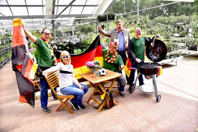 ... und bei Dehner in Benrath. Jeweils mit auf den Fotos WA-Media-Berater Jürgen Thulke. Foto: Paul Esser