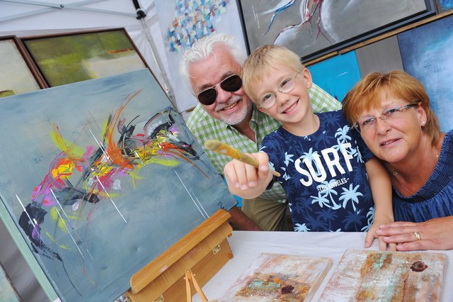 Roman und Petra Maruschek - hier mit Enkel Mats - waren ebenfalls mit dabei. | Foto: Michael de Clerque