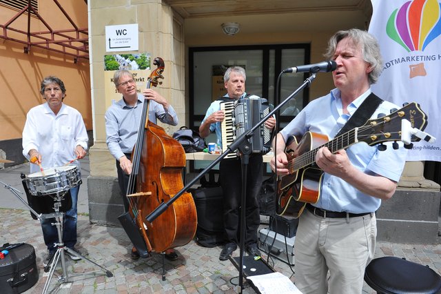 Eine Walking-Jazz-Band begleitete den Markt. | Foto: Michael de Clerque