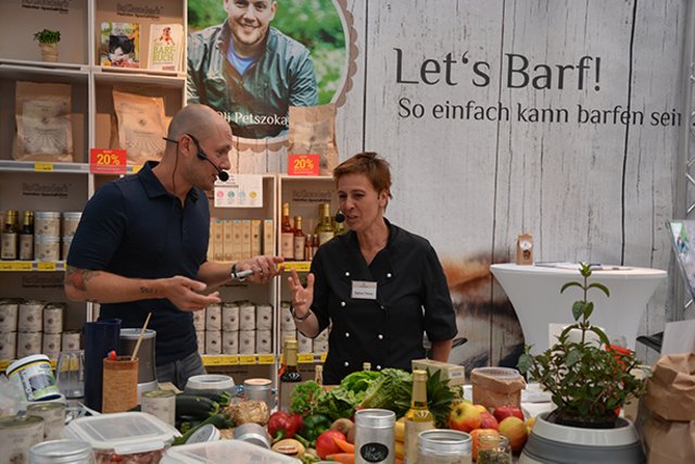 Oli P. und Sabine Thöne bei einer BARF-Kochshow am Stand der Beuteküche powered by Dr. Clauder’s. (Foto: Sharon Martin)