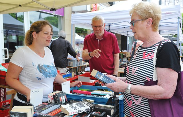 Beim Büchermarkt war auch das Hildener Tierheim mit dabei. Hier berät Alexandra Hinke (l.) eine Interessierte. | Foto: Michael de Clerque