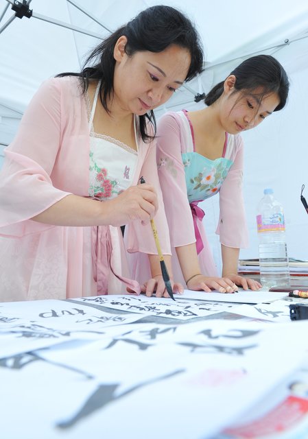 Ruilin Wang und Yi Ran Wang führten Chinesische Kalligrafie vor. | Foto: Michael de Clerque