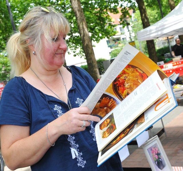 Andrea von Berg blättert in einem Kochbuch auf dem Büchermarkt. | Foto: Michael de Clerque