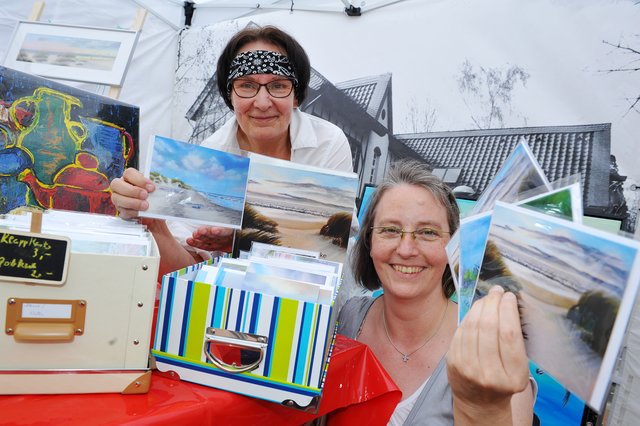 Linda B.Gordon und Susanne Möller vom H6 boten unter anderem Postkarten an. | Foto: Michael de Clerque