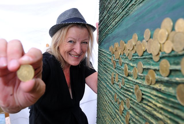 Kunst mit Münzen: Karin Bielaczek reiste aus Düsseldorf an. | Foto: Michael de Clerque