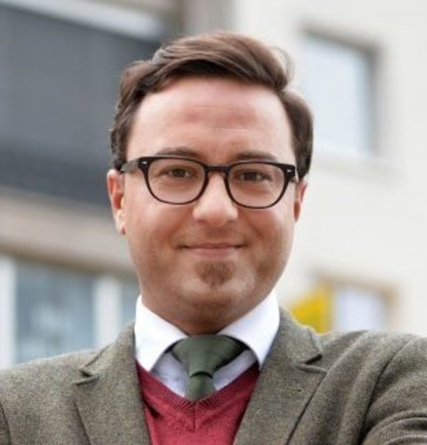 Der grüne Ratsherr Ahmad Omeirat setzt auf mehr Mitsprache auch der Essener*innen ohne deutschen Paß. Bei der Umwandlung des heutigen Integrationsrates in einen bloßen Integrationsausschuss aber wären die ausländischen Mitbürger*innen selbst in diesem Beratungsgremium auf maximal 49% der Stimmen beschränkt. Wobei die letztendlichen Endscheidungen natürlich so oder so der Stadtrat fällt.
