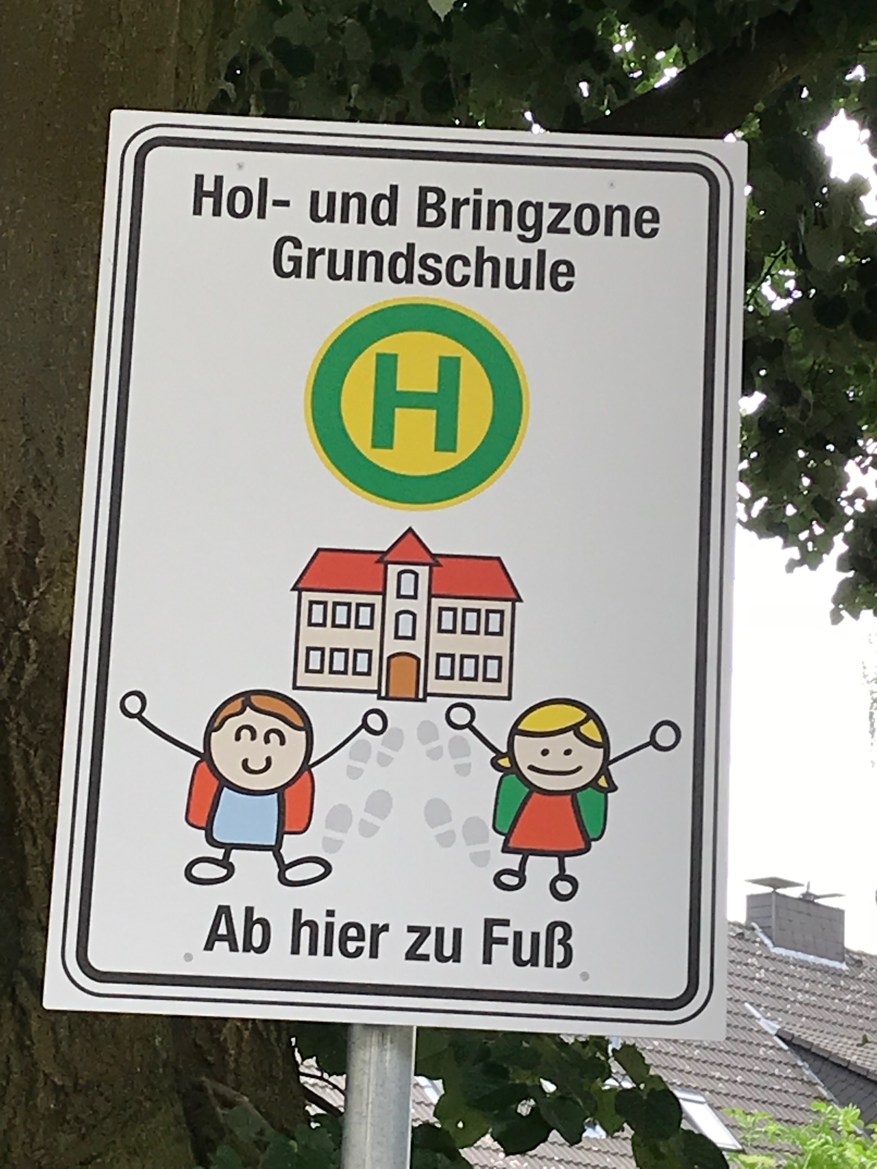 Diese Schilder kennzeichnen die neuen Elternhaltestellen und wurden vom Förderverein der Schule finanziert.