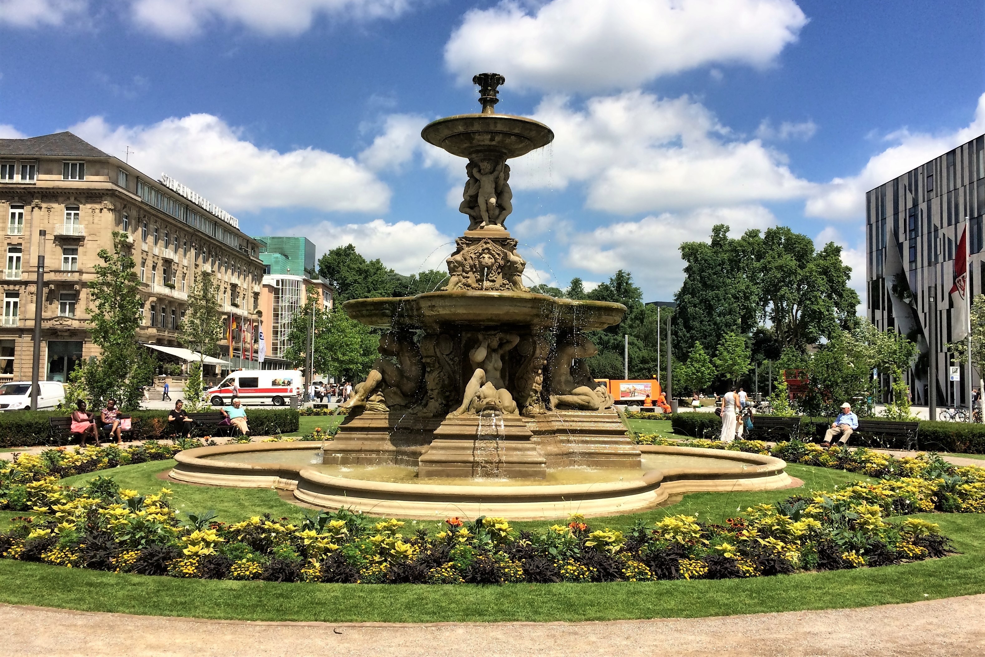 Im Mittelpunkt: Der restaurierte Schalenbrunnen (1882)