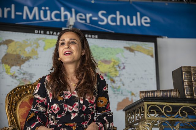 Lesung von TV-Moderatorin Nina Moghaddam zum Thema Social Media