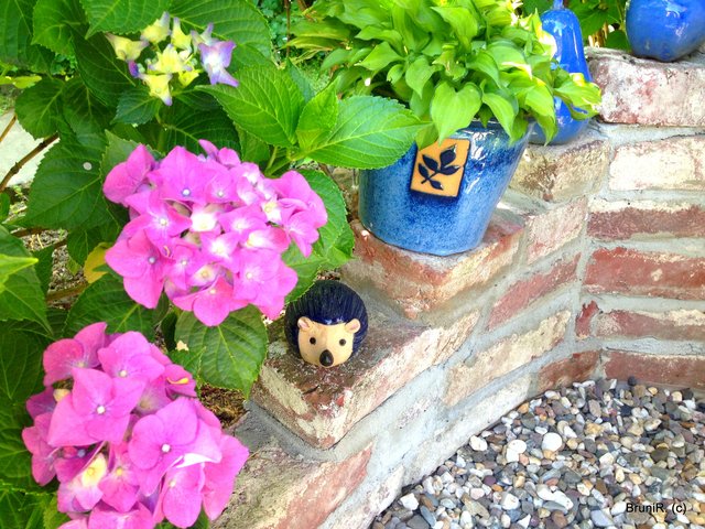 Zwischen kleinen und größeren gemauerten Ecken und Eckchen wunderbar dekoriert...