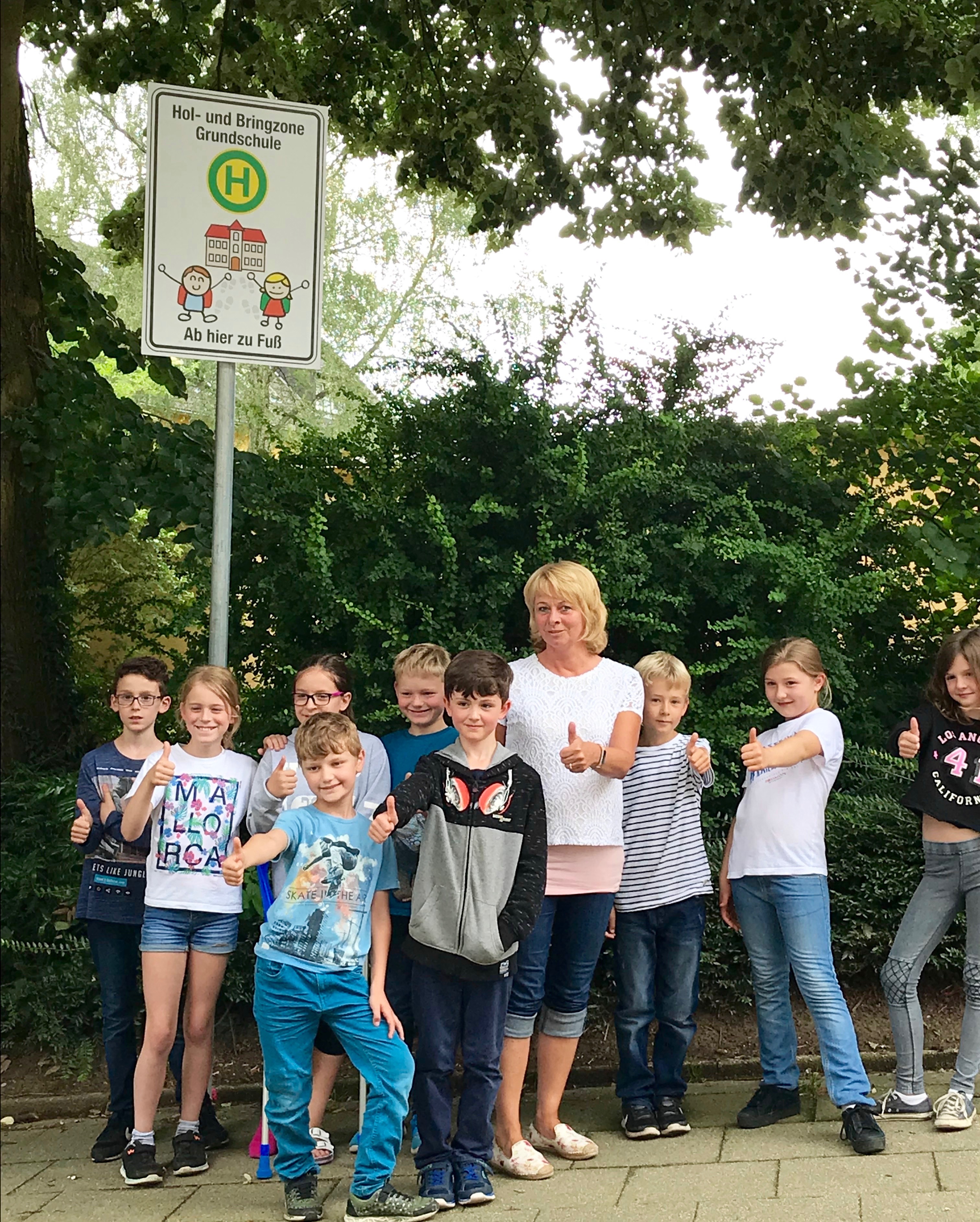 Die Vorsitzende des Arbeitskreises "Schulwegsicherung" Anja Hüster mit Schülern bei der offiziellen Einweihung der Elternhaltestellen.