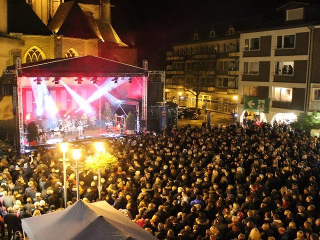 Ein Wahnisinnserlebnis für die Fans: Die kölsche Band Brings gastierte zum 775-Jährigen am Großen Markt.