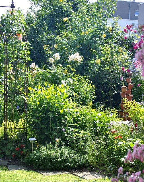 Beide Rankbögen mit Rosen, der Blumentopfpyramide und den Stauden... alles im hinterem Gartenbereich!