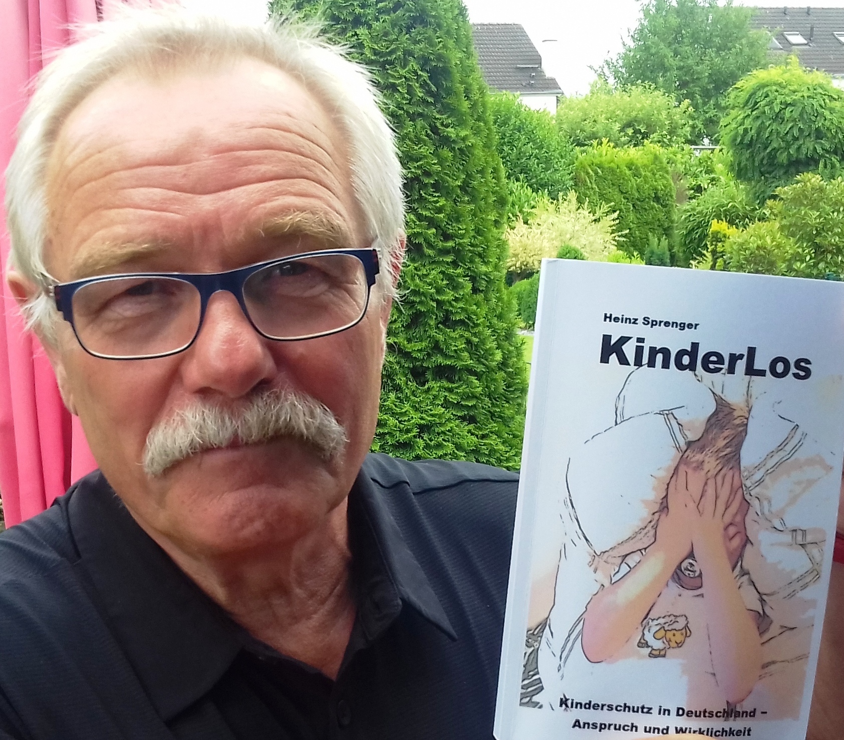Heinz Sprenger mit seinem Buch "KinderLos" (Foto Thomas Emons)
