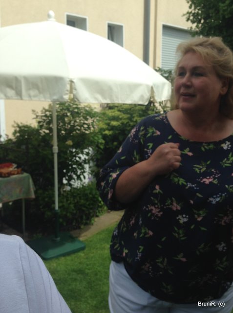 Unsere fantastische Gastgeberin und links im Bild die Kuchen- und Getränkeecke, die ihr Ehemann hervorragend im Griff hatte!