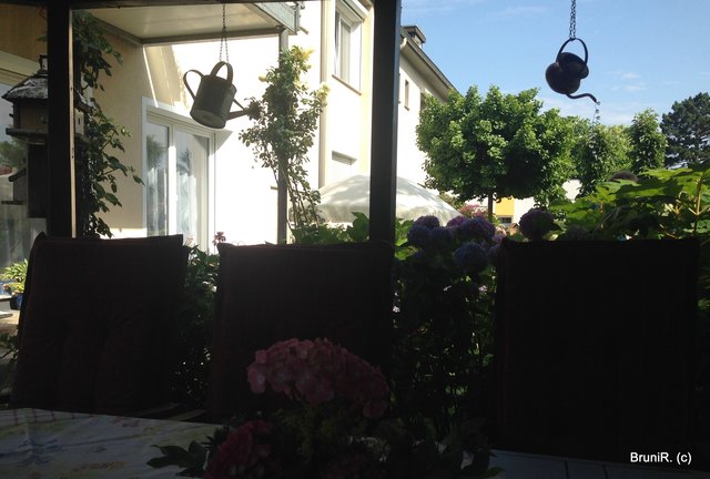 Noch im Eingangsbereich ist dieser schön geschmückte, überdachte und zum Teil mit 2 Spiegeln geschmückte Sitzplatz zu finden...